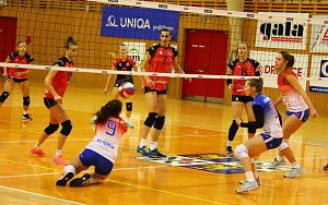 V úvodním čtvrtfinále Českého poháru žen se z výhry 3:1 radovaly volejbalisty TJ Ostrava (v červeném).