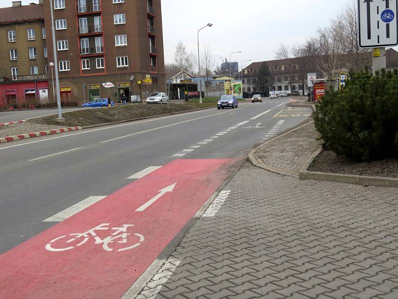 Cyklostezka v Jablunkovské ulici v Třinci. 