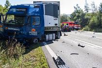 Tragická nehoda zastavila provoz na silnici u Rychaltic. Na místě zasahovaly i dvě jednotky hasičů. 