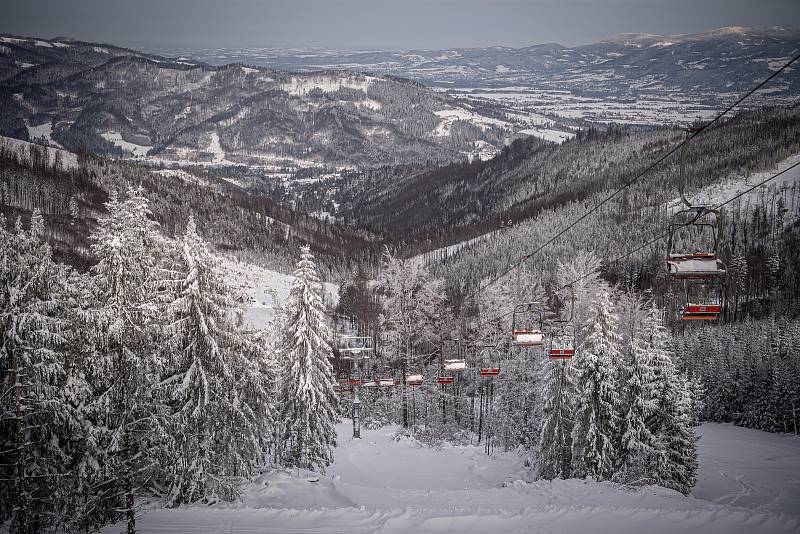 Turistická chata Severka a panorama Beskyd, 15. ledna 2021 v Dolní Lomné.