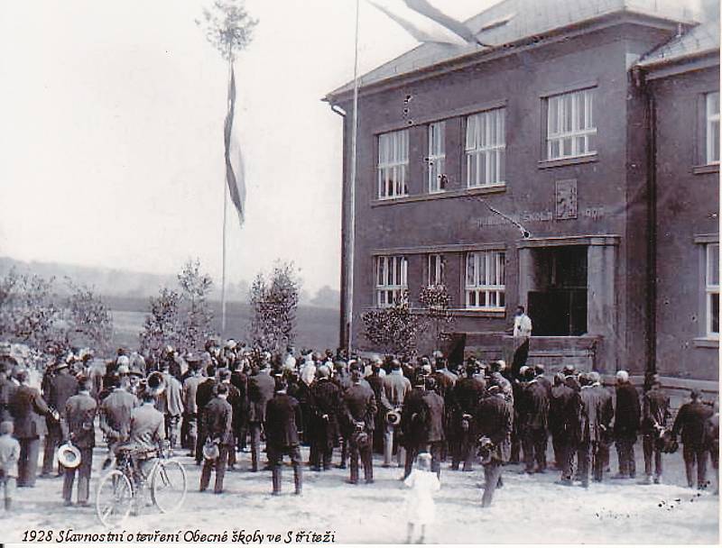 SLAVNOSTNÍ OTEVŘENÍ školy ve Stříteži v roce 1928.