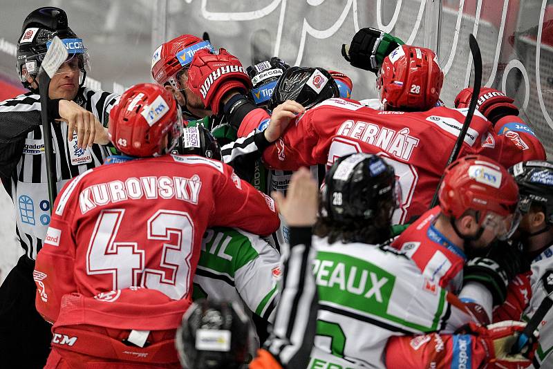 Semifinále play off hokejové Tipsport extraligy - 5. zápas: HC Oceláři Třinec - BK Mladá Boleslav, 11. dubna 2021 v Třinci. Šarvátka.