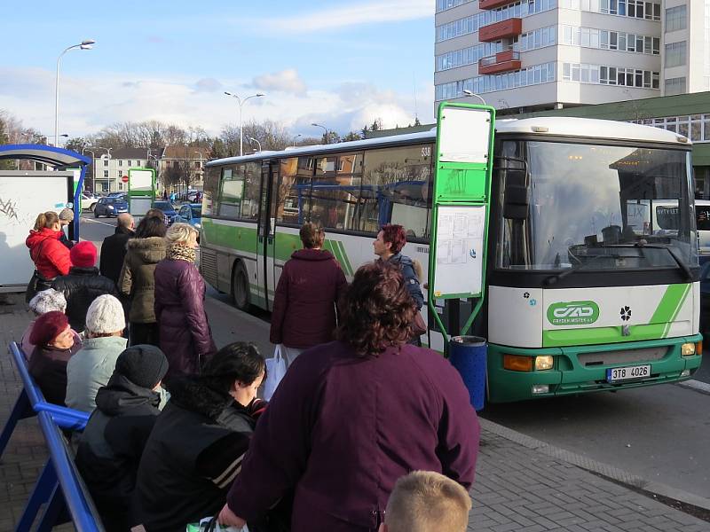 Autobus frýdecko-místecké MHD přepraví každoročně několik milionů cestujících. V současnosti tvoří síť MHD devatenáct linek. 