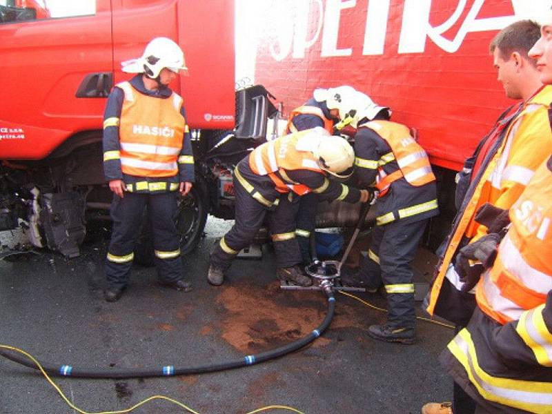Tragické následky měla dopravní nehoda dvou kamionů a jednoho osobního vozu na rychlostní komunikaci R48 v Hukvaldech – Rychalticích.
