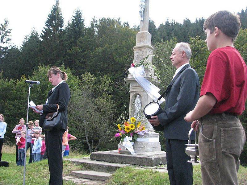 František Lobkowicz vysvětil v Krásné tři nové kříže.