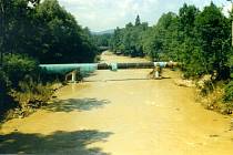 Dobové snímky z července 1997 od vodohospodářů v Beskydech.