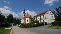 Kostel sv. Jakuba Staršího a budova fary.