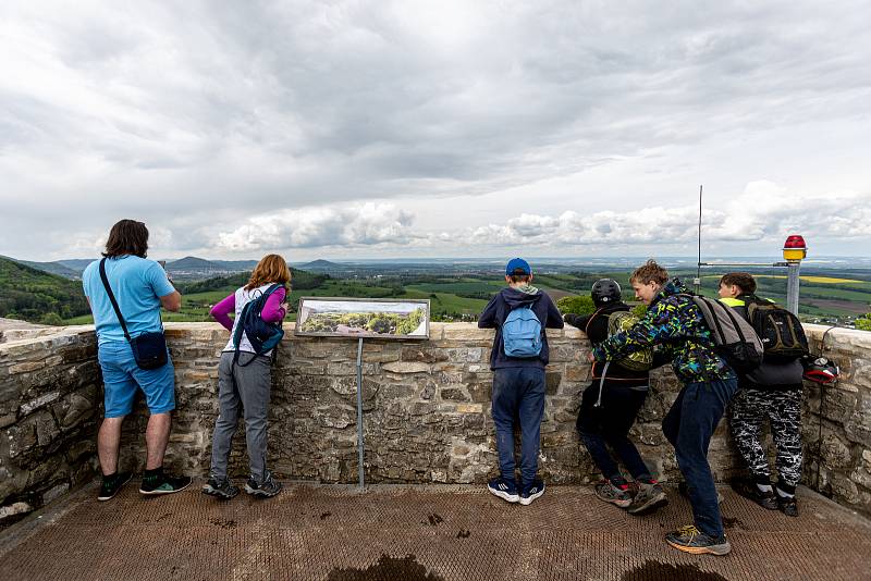 Pěkné počasí přilákalo do obory a na hrad Hukvaldy mnoho návštěvníků. Samotný hrad a jeho okolí využili i filmaři, kteří zde natáčeli historický film, 15. května 2021 Hukvaldy.