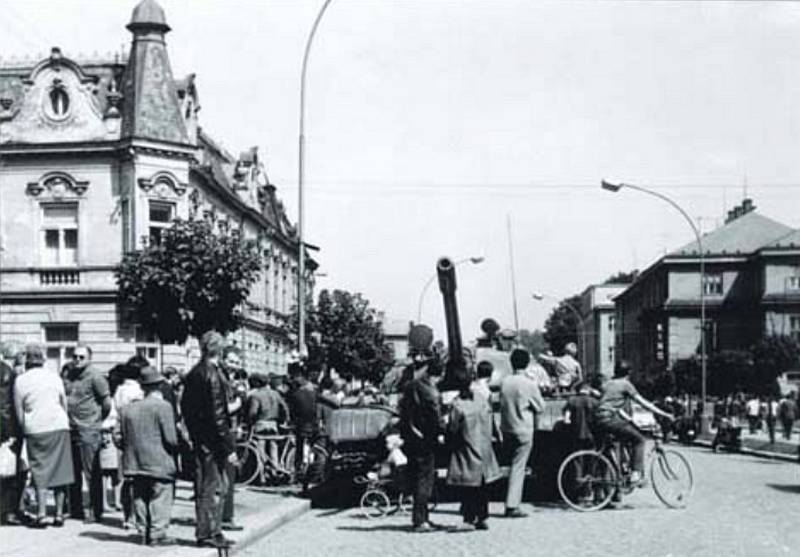 OBYVATELÉ FRÝDKU-MÍSTKU sledovali v srpnu 1968 příjezd techniky vojsk ze zemí Varšavské smlouvy. Snímek zachycuje dění na Hlavní třídě v Místku.