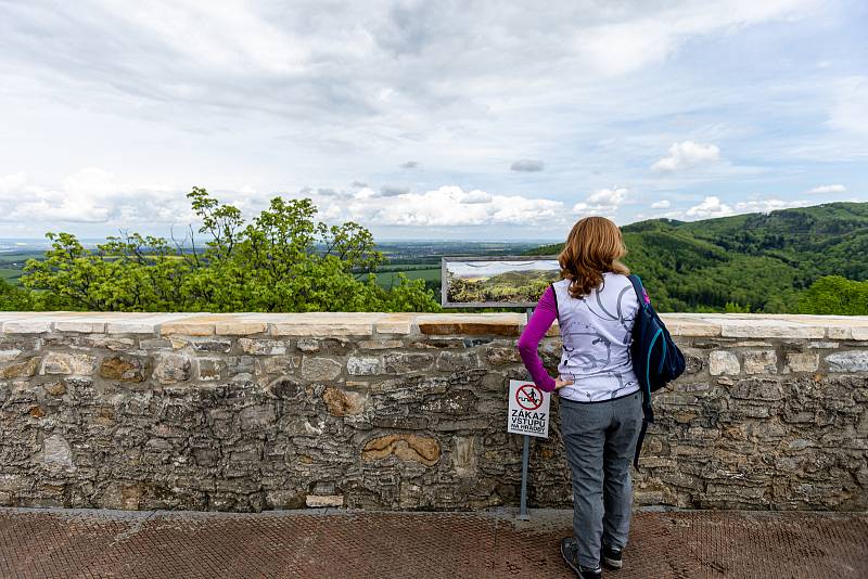 Pěkné počasí přilákalo do obory a na hrad Hukvaldy mnoho návštěvníků. Samotný hrad a jeho okolí využili i filmaři, kteří zde natáčeli historický film, 15. května 2021 Hukvaldy.