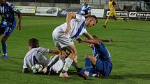 Hráči třetiligového Znojma (v modrém) porazili doma den začátkem znojemského vinobraní celek Frýdku-Mýstku 2:1.