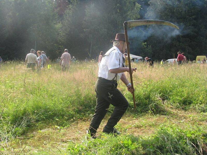 Na nejvýchodnější louce České republiky v Bukovci se konal regionální přebor v ručním kosení.