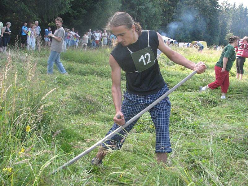 Na nejvýchodnější louce České republiky v Bukovci se konal regionální přebor v ručním kosení.