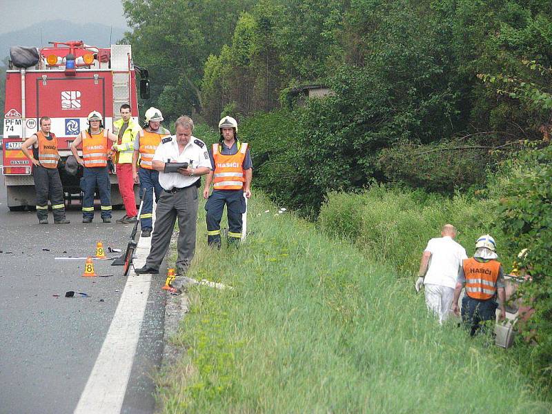 Tragicky skončila v pátek navečer dopravní nehoda dvou osobních automobilů na čtyřproudové rychlostní komunikaci u Frýdlantu nad Ostravicí.