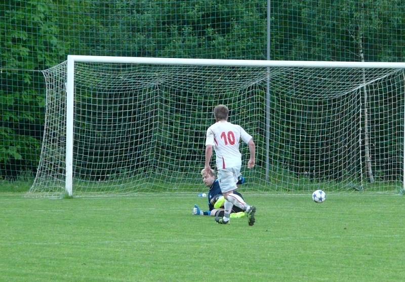 I díky třem gólům útočníka Dominika Krejčoka zvítězili fotbalisté Sedlišť (v bílém) v Dobraticích 3:1. 