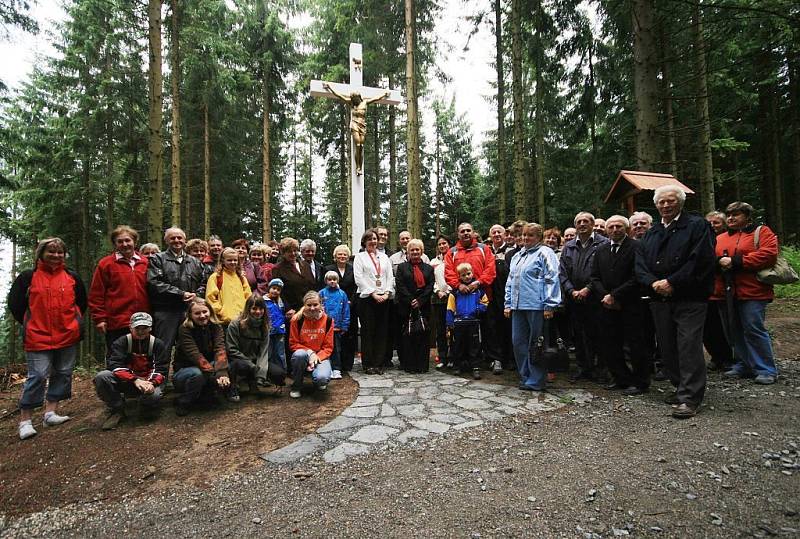 Společná pouť občanů Klokočova k nově instalovanému Bílému kříži na české straně.