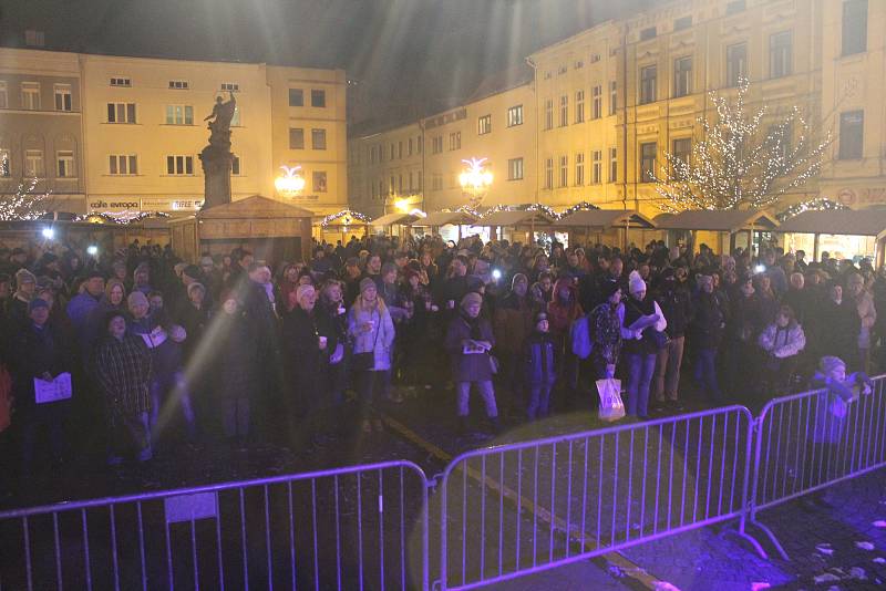 Akce Deníku Česko zpívá koledy na náměstí Svobody ve Frýdku-Místku.