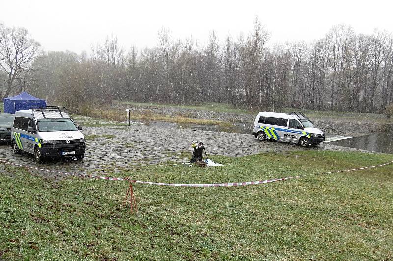 V sobotu 3. dubna 2021 dopoledne policisté a vojáci pokračovali v pátrání po třetím z mužů, který utonul v řece Ostravici. Našli jej až pod dalším splavem.