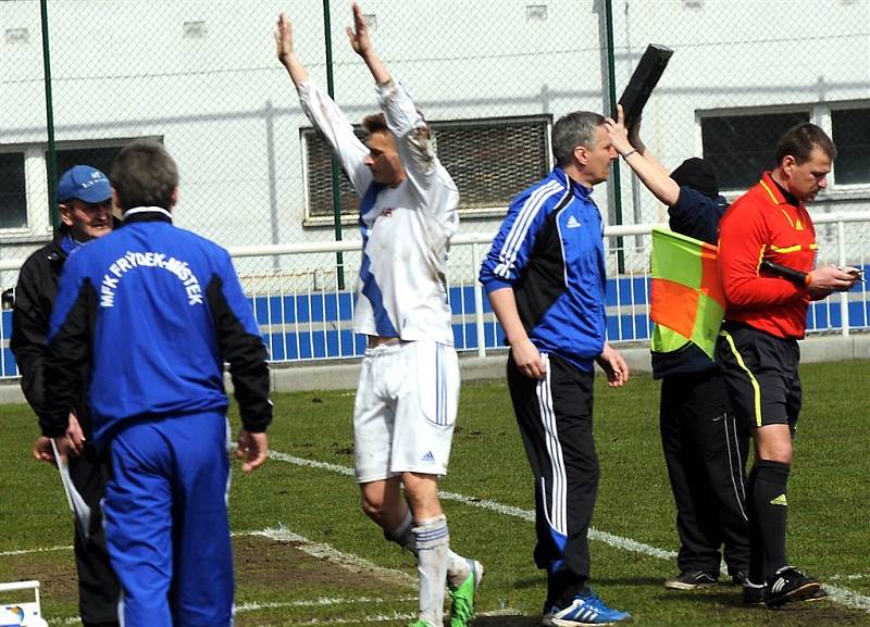 Fotbalisté Frýdku-Místku se protrápili k těsné výhře 1:0 nad týmem Zábřehu a dostali se už do čela třetiligové tabulky.