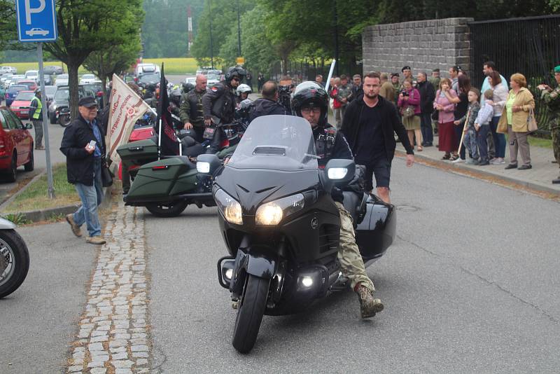 Motorkáři na frýdeckém hřbitově.