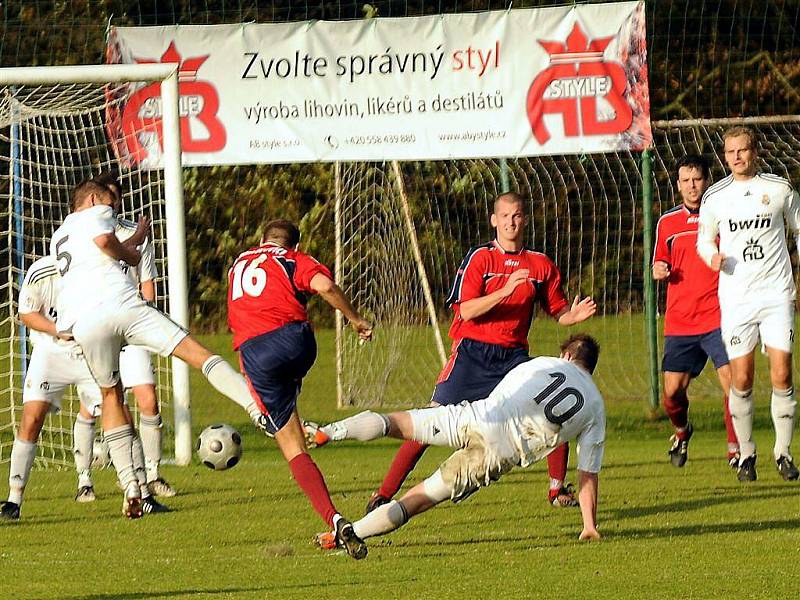 Divizní tým Lískovce deklasoval na domácím trávníku Mikulovice 4:0.