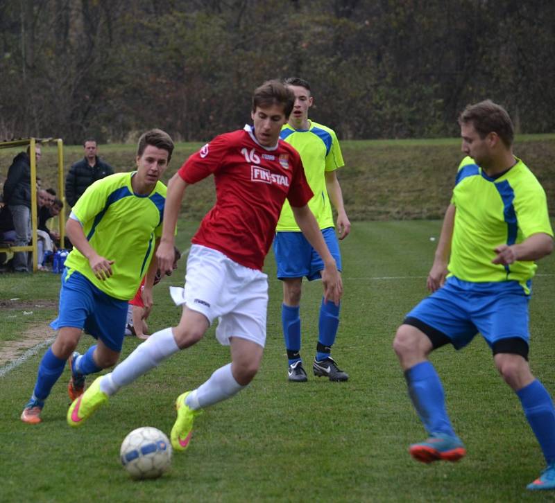 Fotbalisté Lučiny (červené dresy) v posledním podzimním zápase vyhráli na hřišti ČSAD Havířov 2:1. 