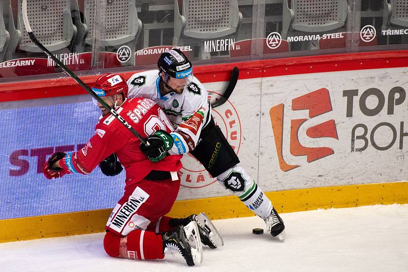 Utkání 2. kola semifinále play-off Generali České pojišťovny mezi HC Oceláři Třinec a BK Mladá Boleslav. 4. dubna 2021 v Třinci. Zleva Michael Špaček, Martin Pláněk.