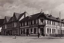Původní centrum obce s hotelem Duda a obchodem na snímku z roku 1941. Střed Starých Hamrů zůstal v zátopě přehrady Šance.