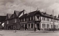 Původní centrum obce s hotelem Duda a obchodem na snímku z roku 1941. Střed Starých Hamrů zůstal v zátopě přehrady Šance.