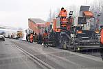 Oprava asfaltového povrchu na silnici I/11 vedoucí na Slovensko kolem Mostů u Jablunkov, únor 2023.