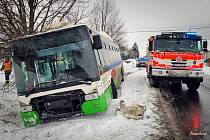 Vyprošťování autobusu v Lískovci, leden 2022.