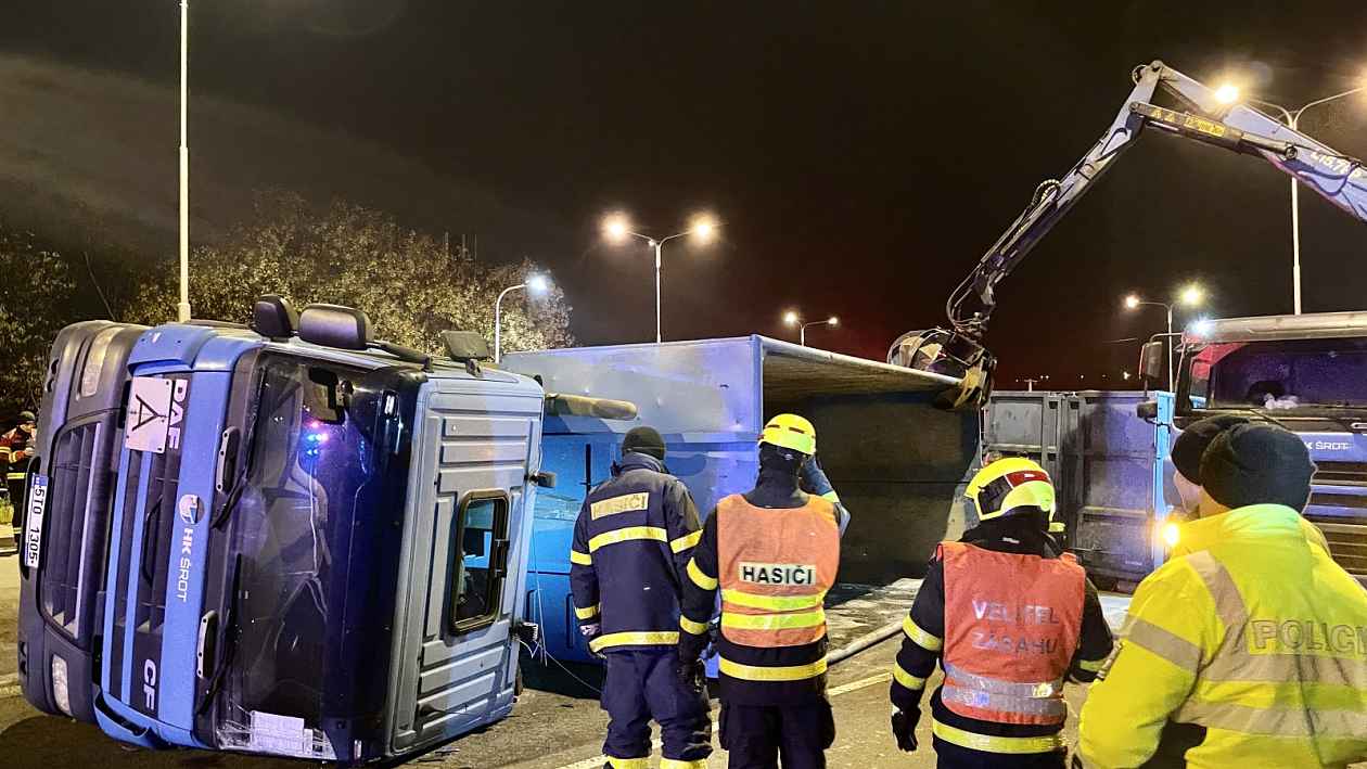 VIDEO: U dálnice ve Frýdku-Místku se převrátil kamion, pomoci museli hasiči