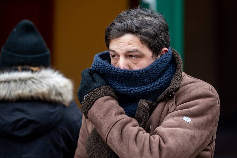 Lidé přišli do smuteční síně na centrální hřbitov ve Frýdku-Místku, kde proběhlo poslední rozloučení se zpěvákem Davidem Stypkou, 15. ledna 2021 ve Frýdku-Místku.