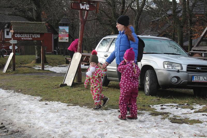 I ve výšce 1000 metrů nad mořem je kvůli oblevě sněhu pomálu nebo není vůbec. Na valašských Pustevnách to ale na počtu návštěvníků znát není.