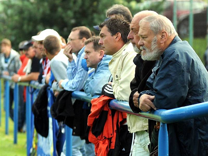 Divizní fotbalisté si na úvod sezony připsali velice cenné vítězství, když na domácím trávníku zdolali díky trefě útočníka Vokouna silný celek Petrovic.