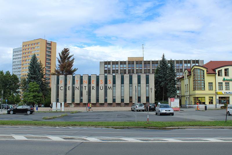 SNÍMKY zachycují proměnu budov podél Ostravské ulice v Místku. Z budovy, ve které sídlil okresní výbor komunistické strany, je dnes komerční centrum, kde sídlí také redakce Deníku, změnilo se i okolí.