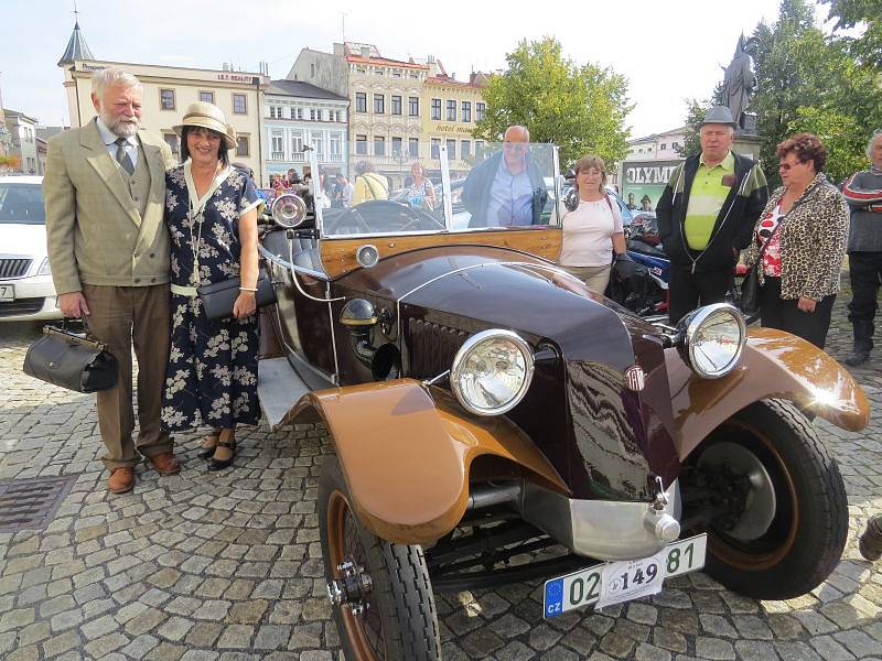 Frýdecké náměstí se ve středu ponořilo do minulosti. Stovky lidí se kolem poledne přišly podívat na přehlídku aut a motocyklů, jejichž rok výroby nebyl vyšší než 1980.