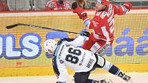 Utkání 2. kola hokejové extraligy: HC Oceláři Třinec - HC Plzeň (10. září 2017), dole Tomáš Mertl a Vladimír Dravecký z Třince.