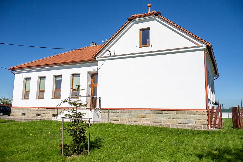 Obec Pazderna na Frýdeckomístecku, 18. května 2022 v obci Pazderná. Bývalá škola.