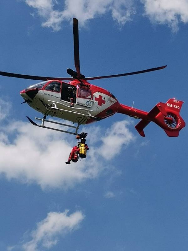 Zásah u zraněného paraglidisty v Beskydech.