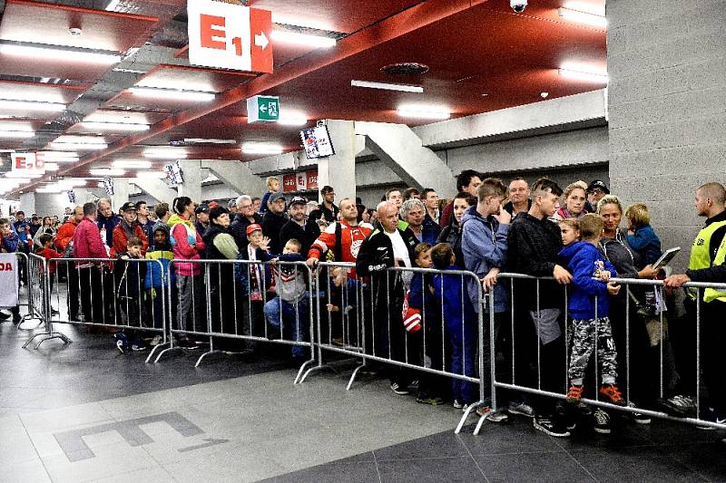 Jaromír Jágr si v Třinci zatrénoval s místní mládeží a oznámil, že jeho start na led se odkládá.