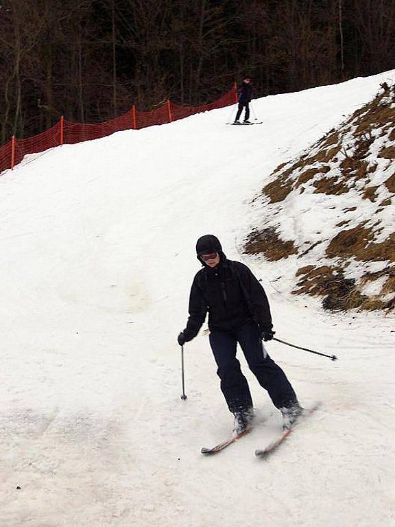 SKI areál Sviňorky na Morávce se v sobotu 8. ledna i přes deštivé počasí slušně zaplnil lyžaři.