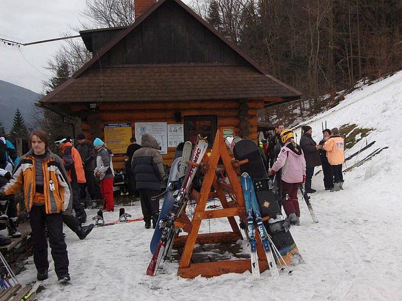 SKI areál Sviňorky na Morávce se v sobotu 8. ledna i přes deštivé počasí slušně zaplnil lyžaři.