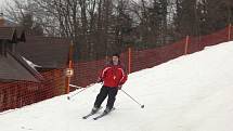 SKI areál Sviňorky na Morávce se v sobotu 8. ledna i přes deštivé počasí slušně zaplnil lyžaři.