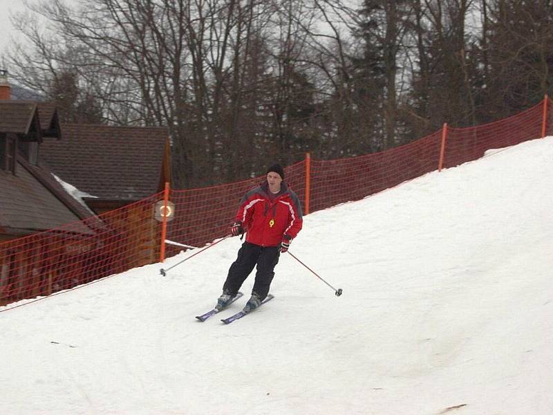 SKI areál Sviňorky na Morávce se v sobotu 8. ledna i přes deštivé počasí slušně zaplnil lyžaři.