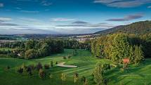 Golfovému hřišti v Hukvaldech často říkají malý Karlštejn.