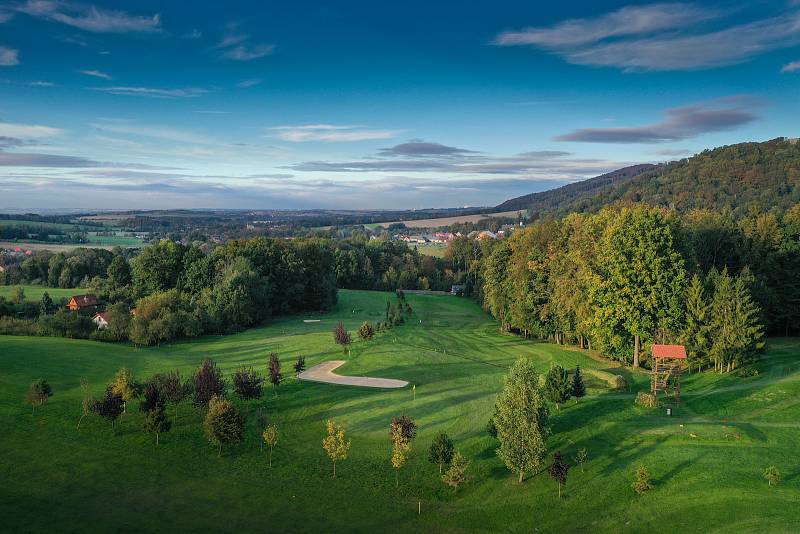 Golfovému hřišti v Hukvaldech často říkají malý Karlštejn.