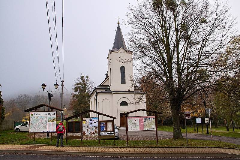 Kozlovická hora je nejvyšší z pěti vrcholů malebného pohoří mezi obcemi Palkovice, Myslík, Lhotka a Metylovice.