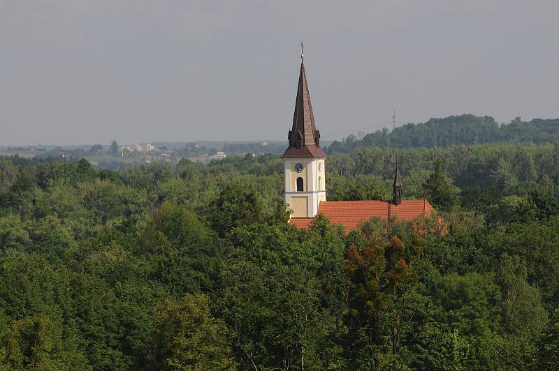 Dominantou obce je kostel sv. Jakuba Staršího.