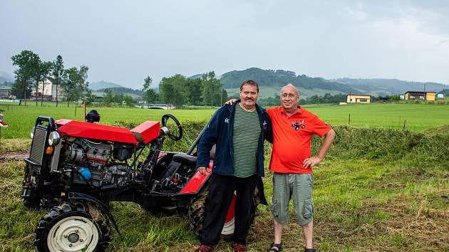 Ladislav Kuchař připravuje trať na netradiční závod traktorů, 9. června 2022, Kozlovice. Zleva Ladislav Kuchař a Jiří Nekola.